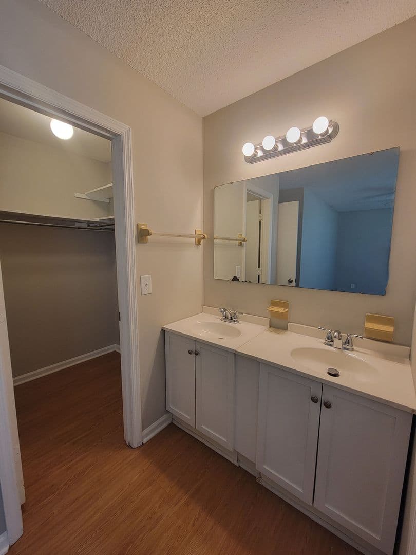 Ladson House: 336 Salem Dr