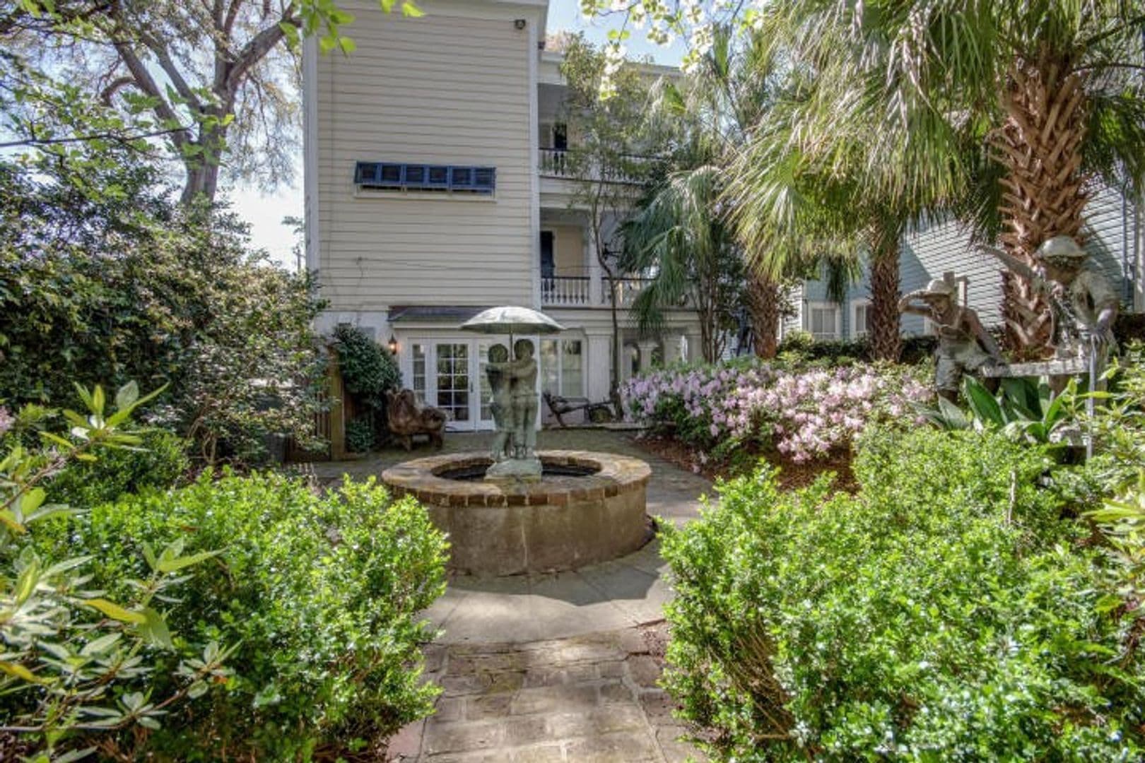 Charleston House: 36 Charlotte Street Apt #2