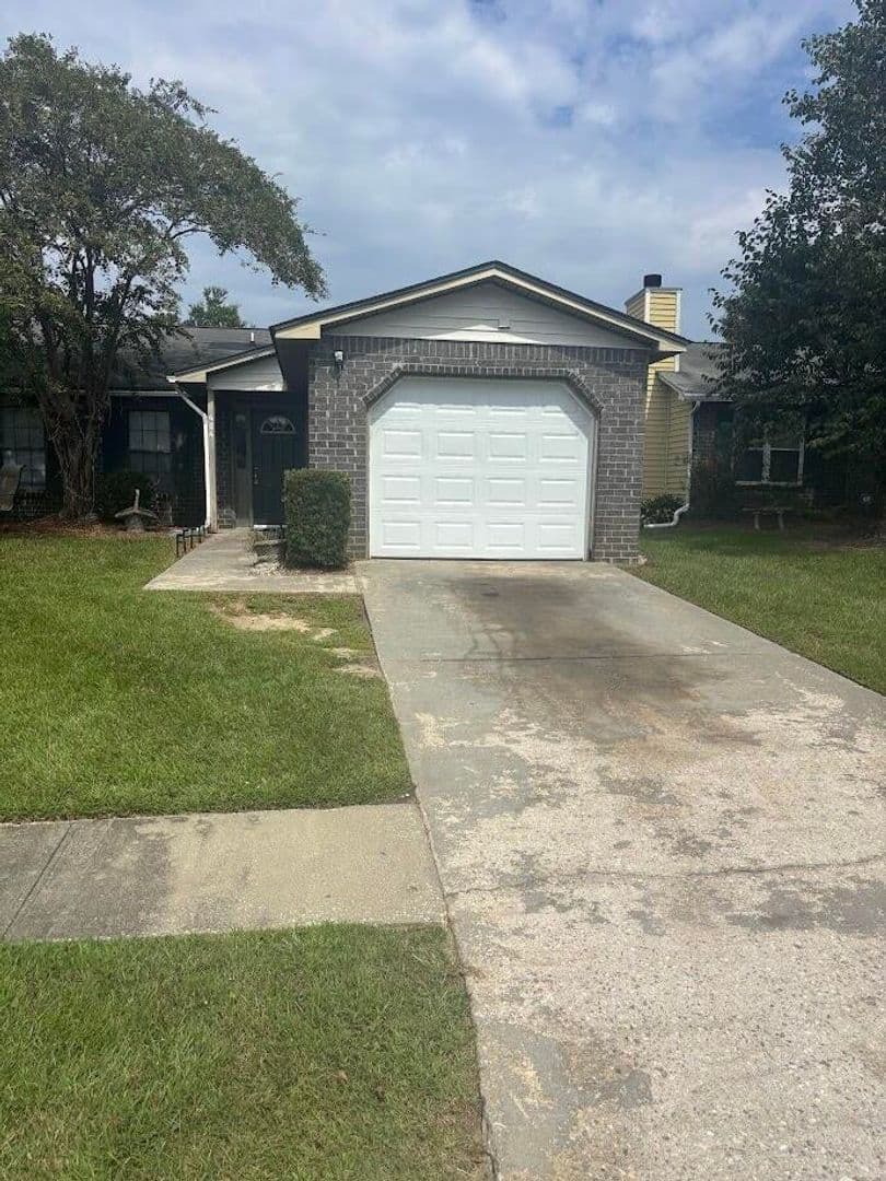 Ladson House: 404 B Erskine Street