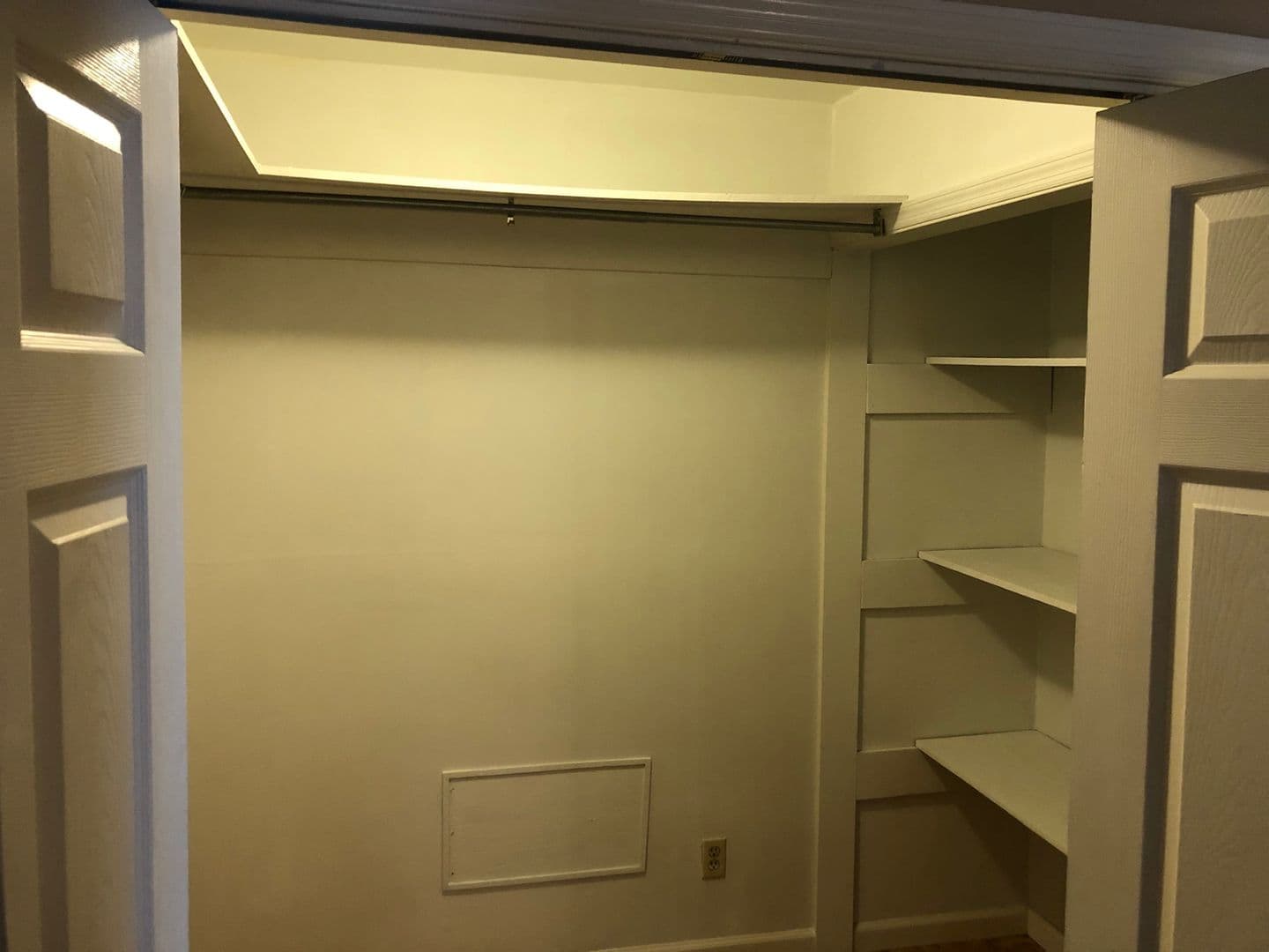 North Charleston House: 5001 N Rhett Avenue