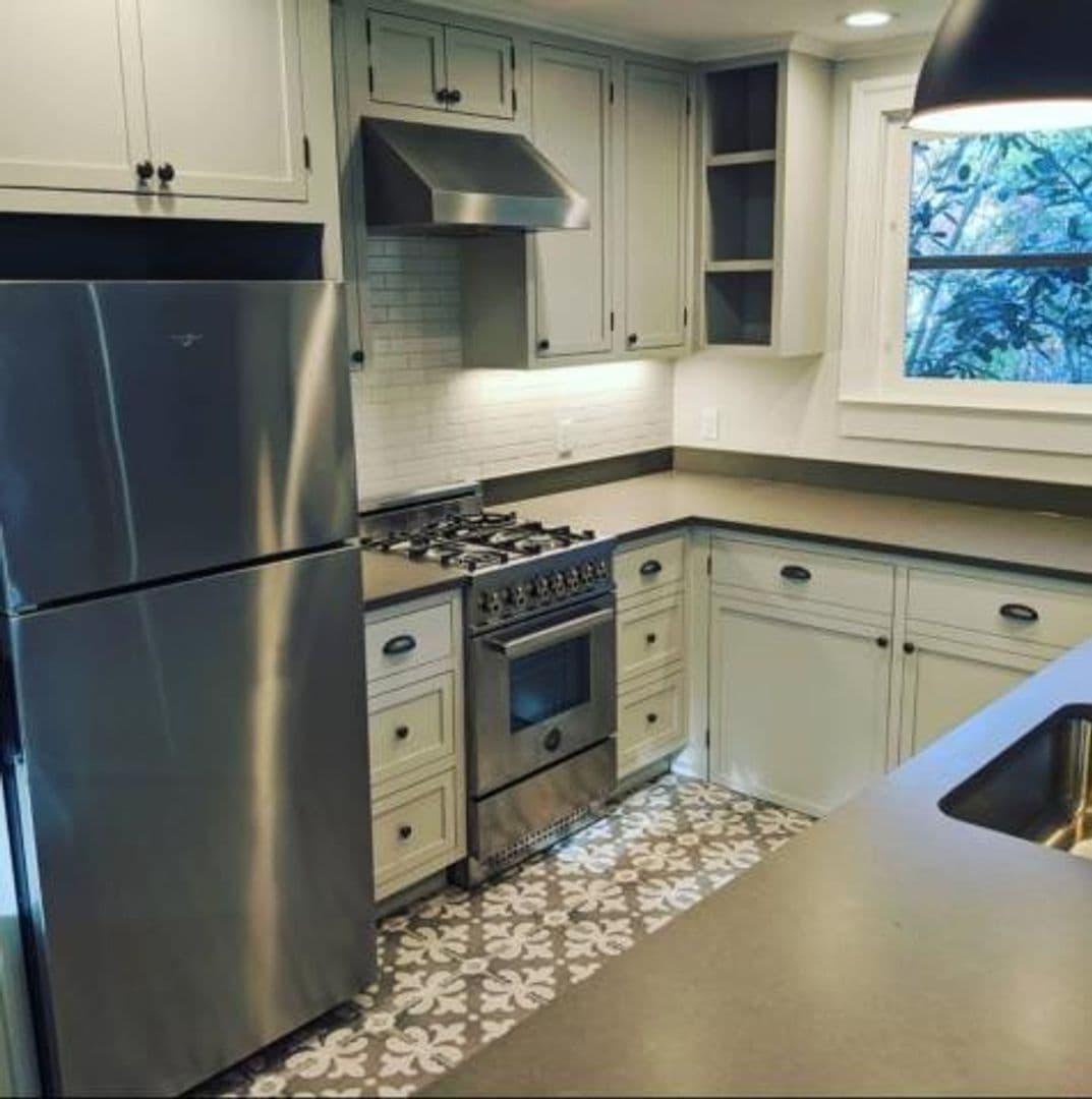 Charleston House: 36 Charlotte Street Apt #2