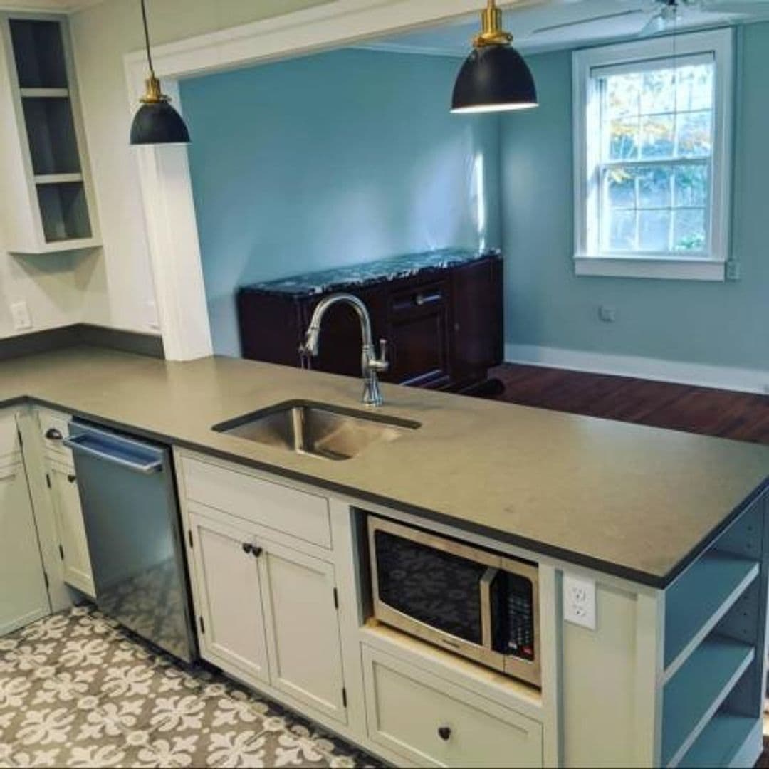 Charleston House: 36 Charlotte Street Apt #2
