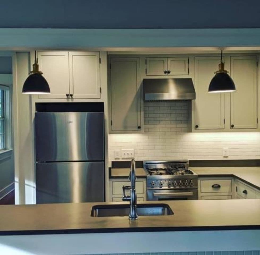 Charleston House: 36 Charlotte Street Apt #2
