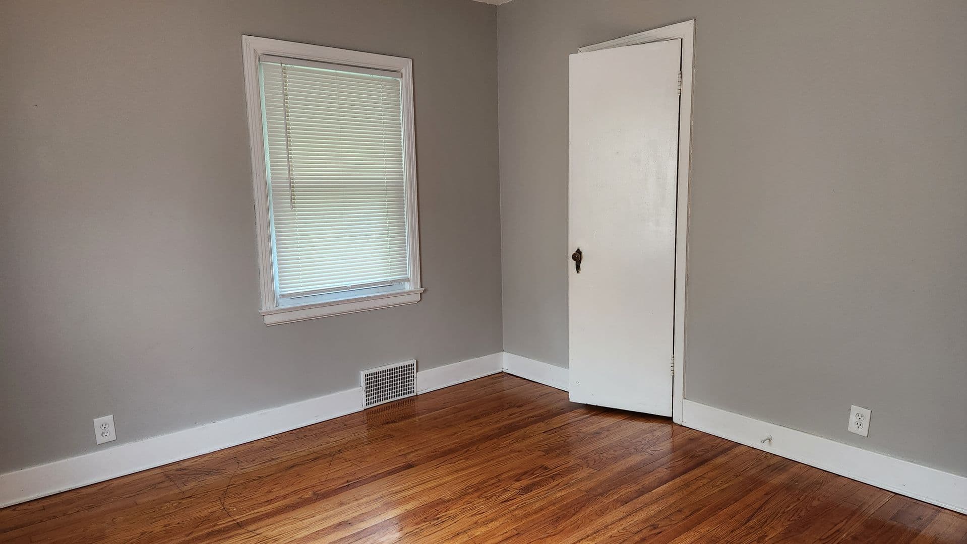 Manhattan House: 716 Bertrand