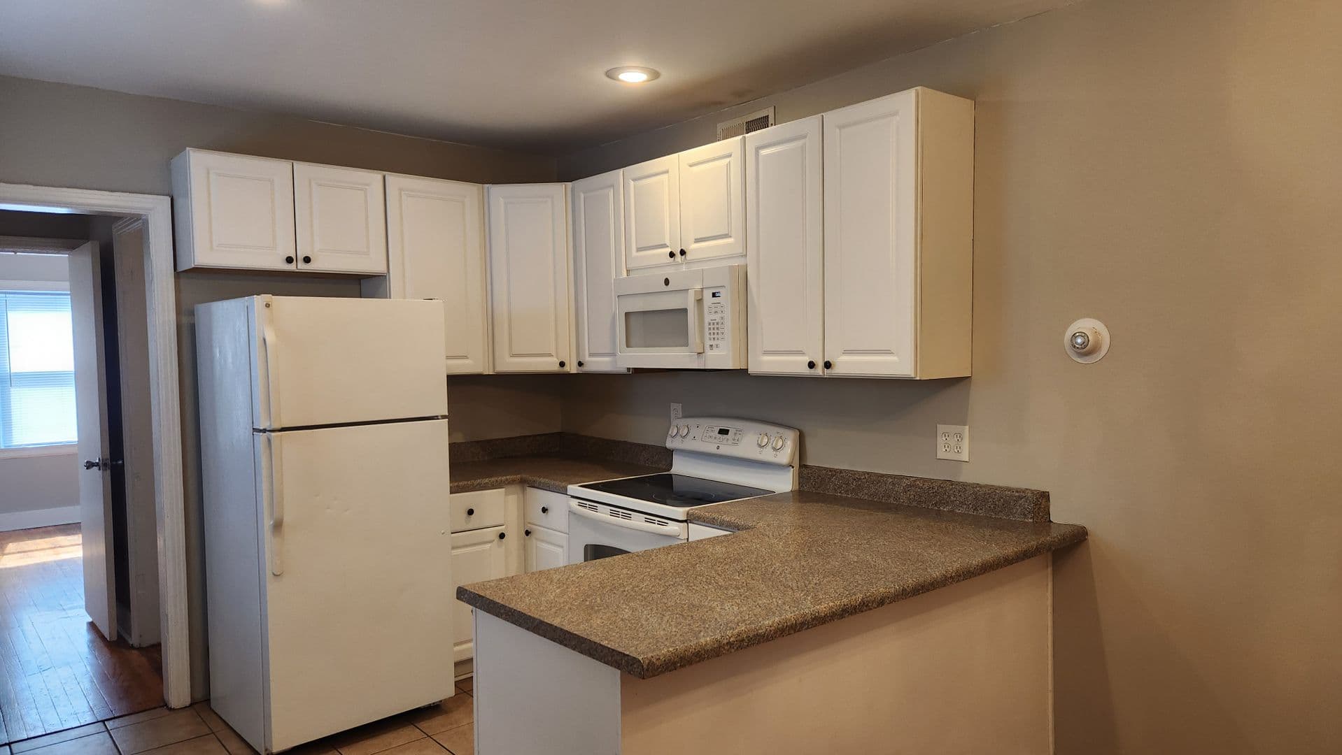 Manhattan House: 716 Bertrand