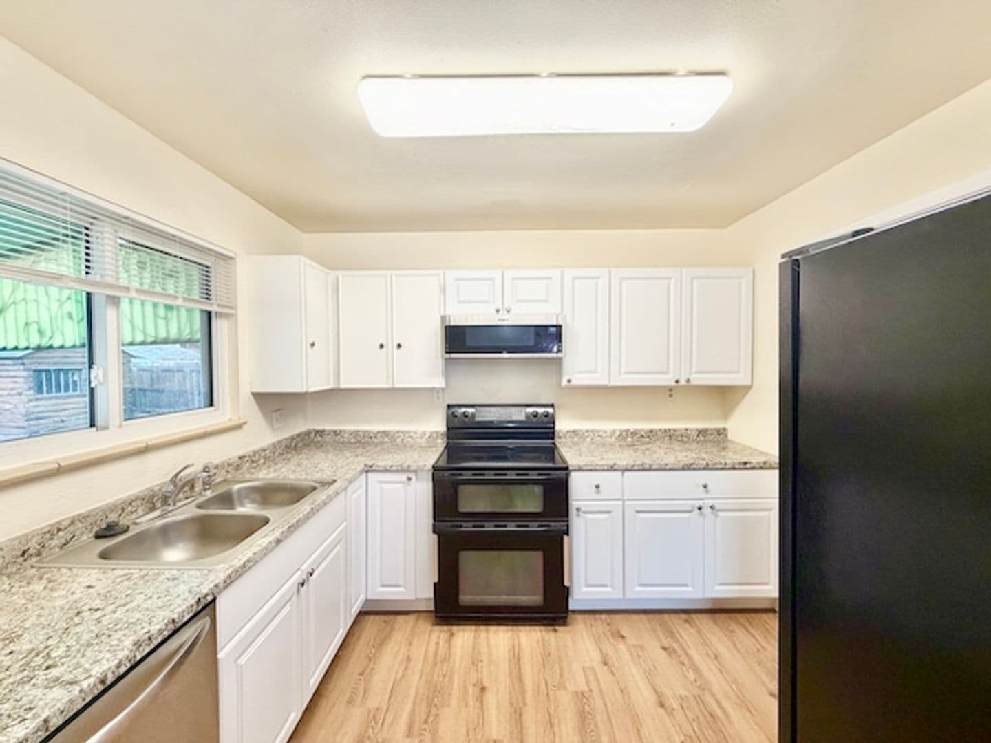 Lakewood House: 387 S Queen Circle