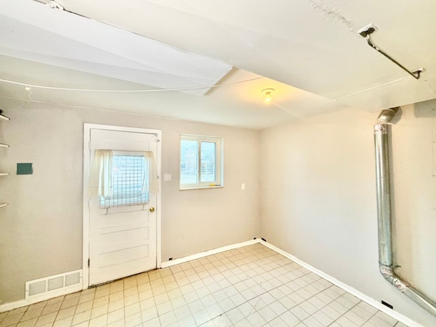 Lakewood House: 387 S Queen Circle