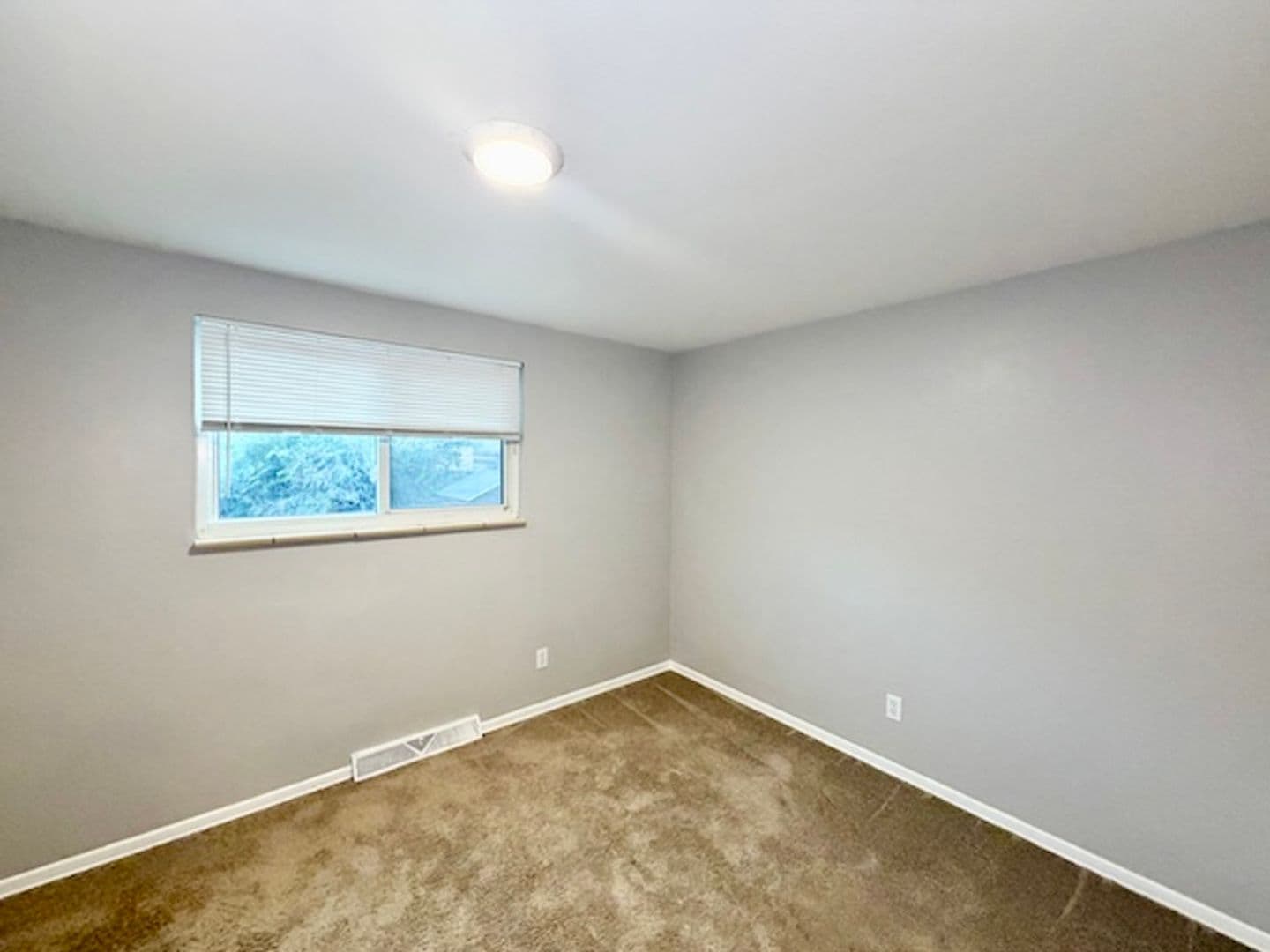 Lakewood House: 387 S Queen Circle