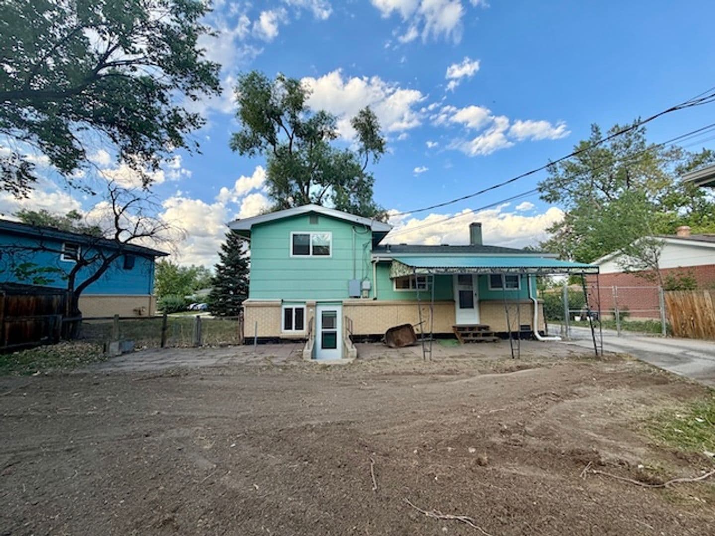 Lakewood House: 387 S Queen Circle