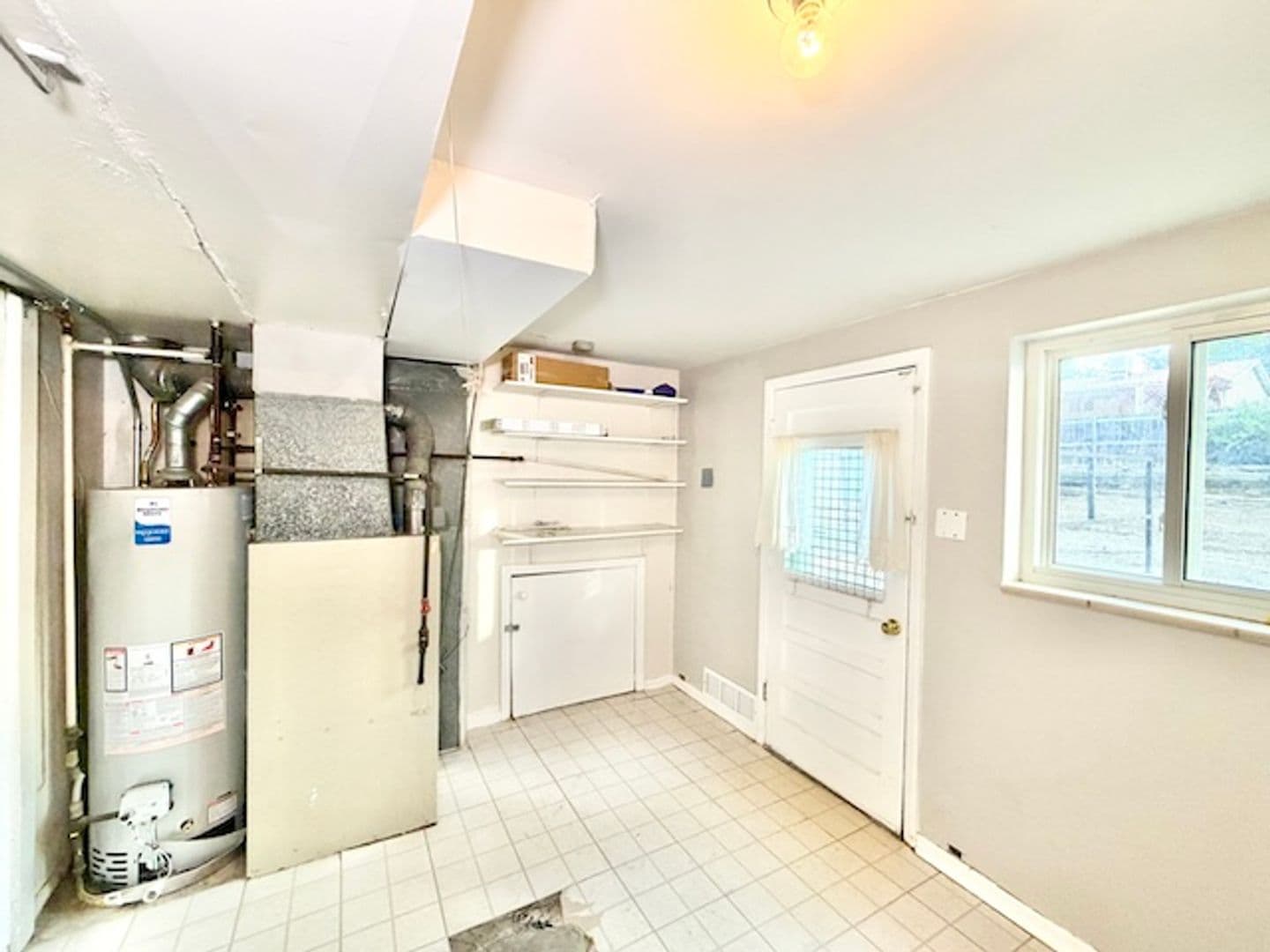 Lakewood House: 387 S Queen Circle