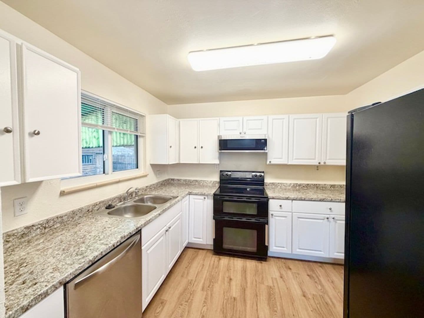 Lakewood House: 387 S Queen Circle