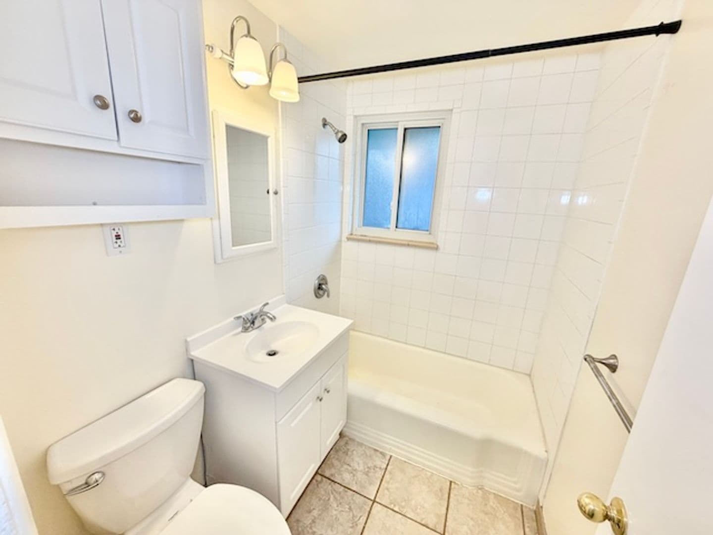 Lakewood House: 387 S Queen Circle
