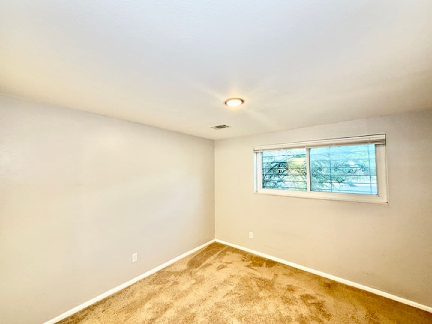 Lakewood House: 387 S Queen Circle