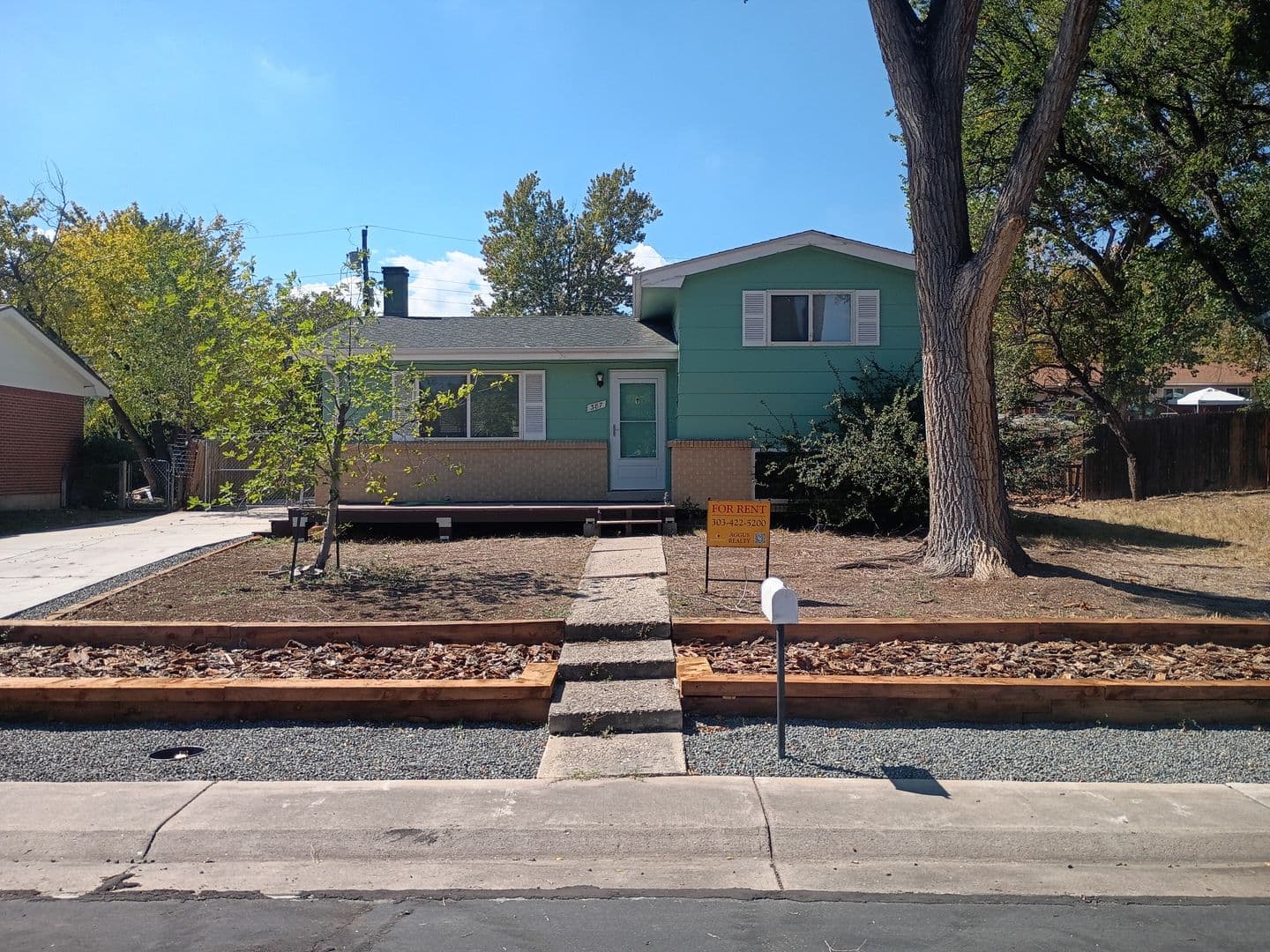 Lakewood House: 387 S Queen Circle