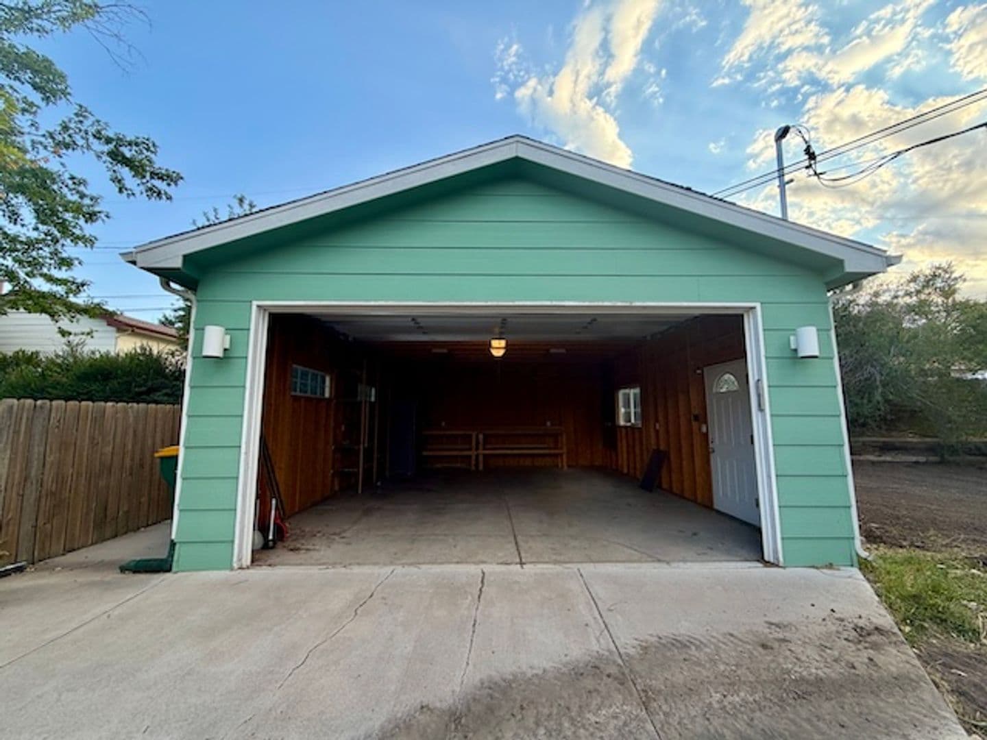 Lakewood House: 387 S Queen Circle