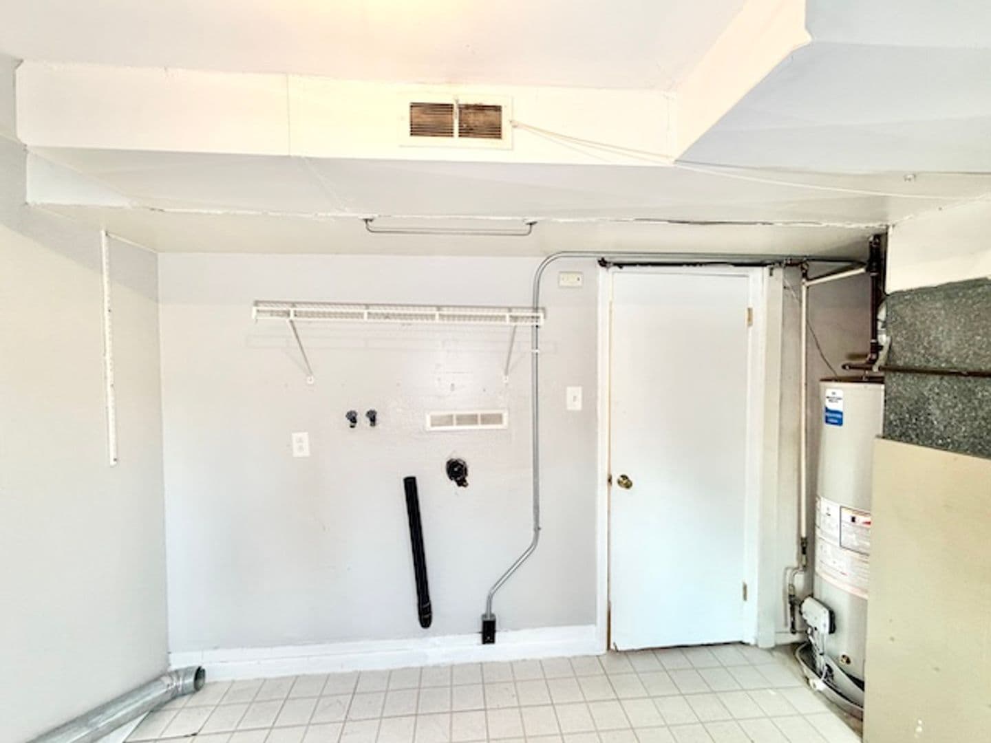 Lakewood House: 387 S Queen Circle