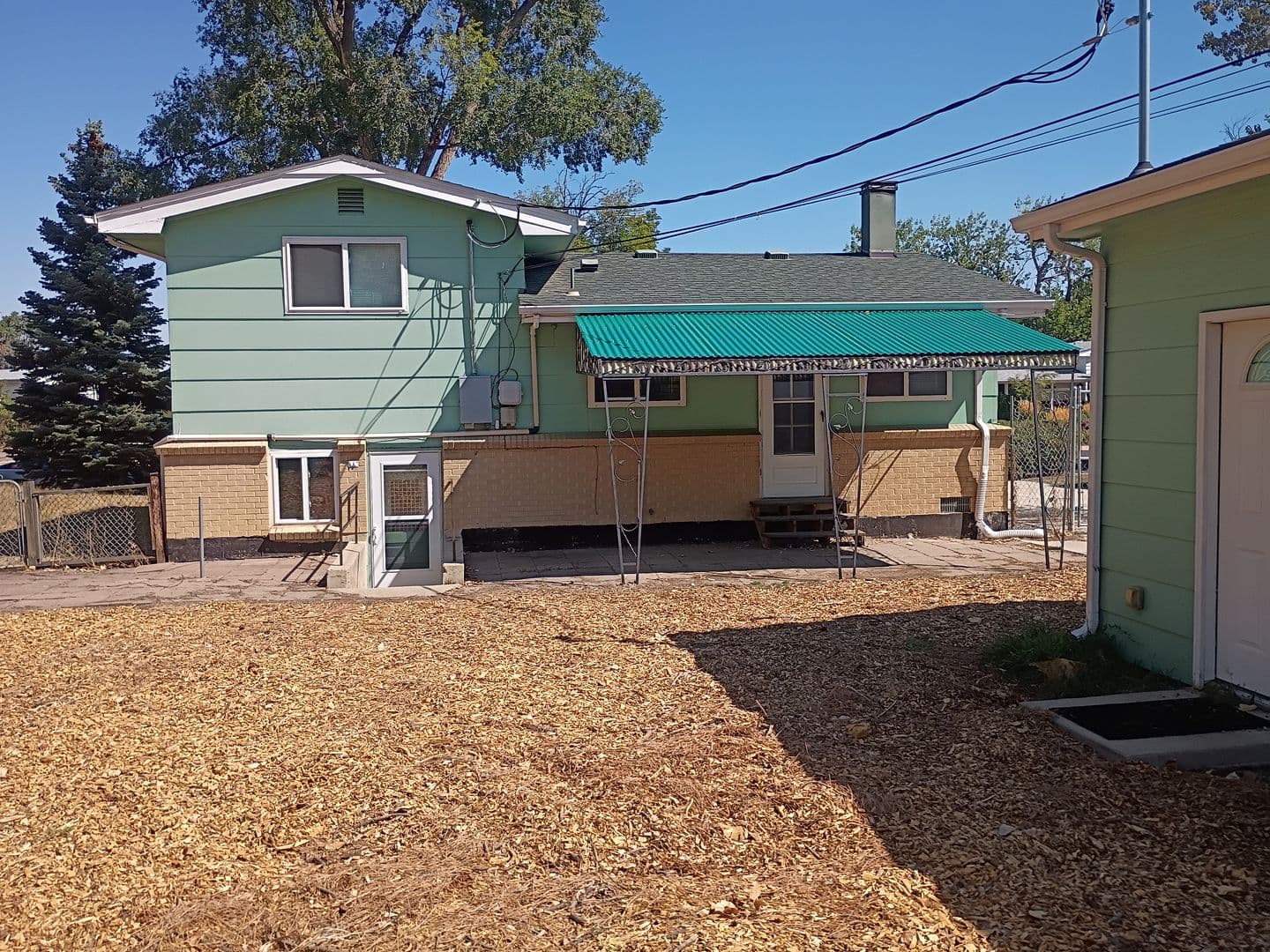 Lakewood House: 387 S Queen Circle