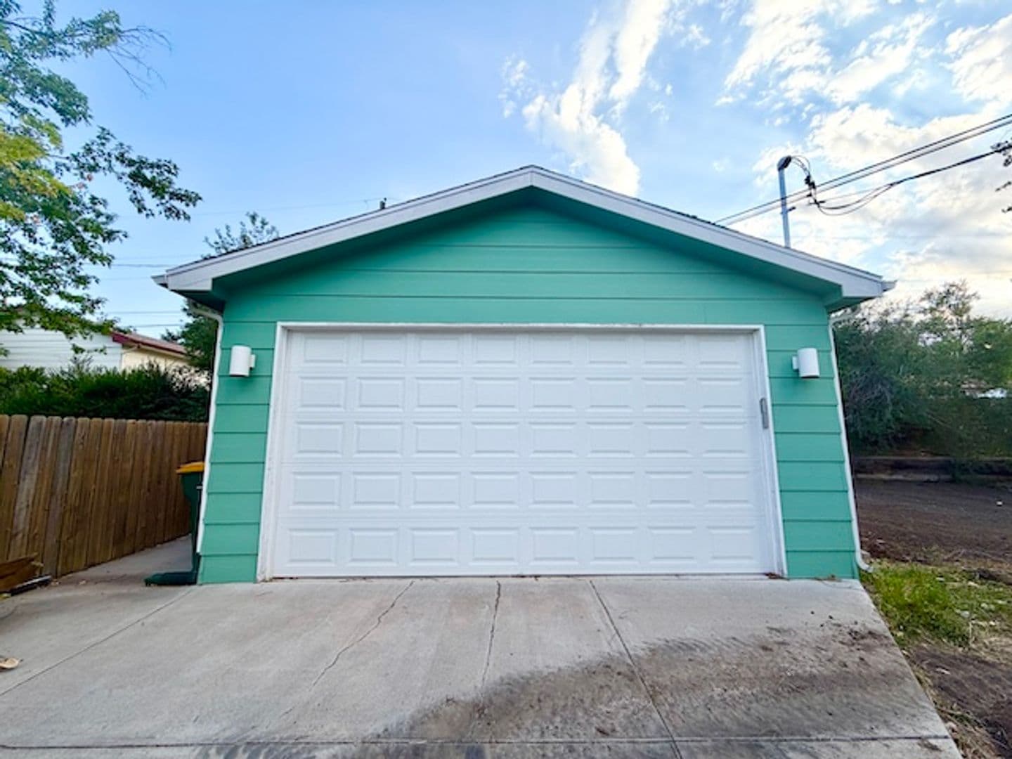 Lakewood House: 387 S Queen Circle