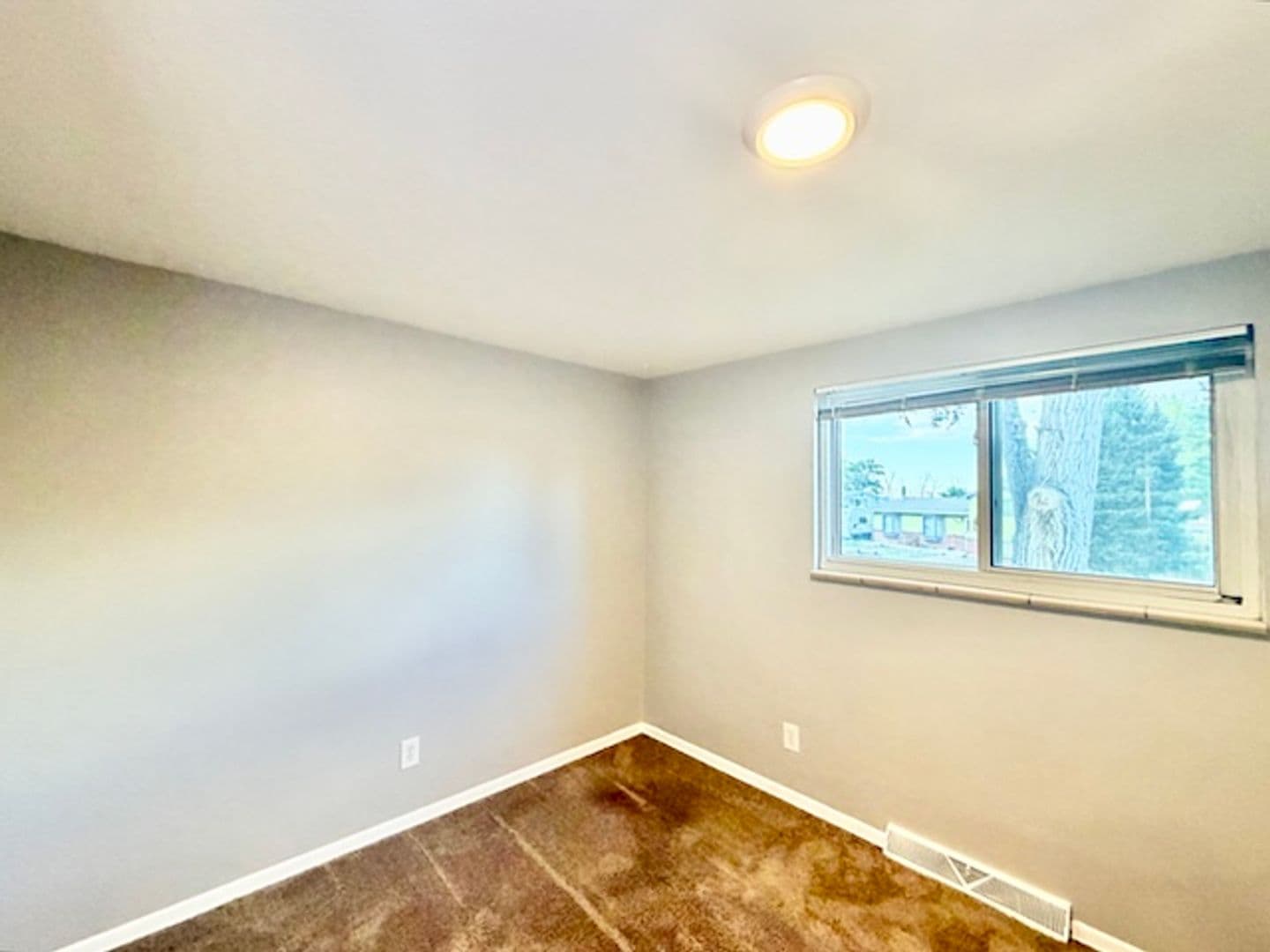 Lakewood House: 387 S Queen Circle