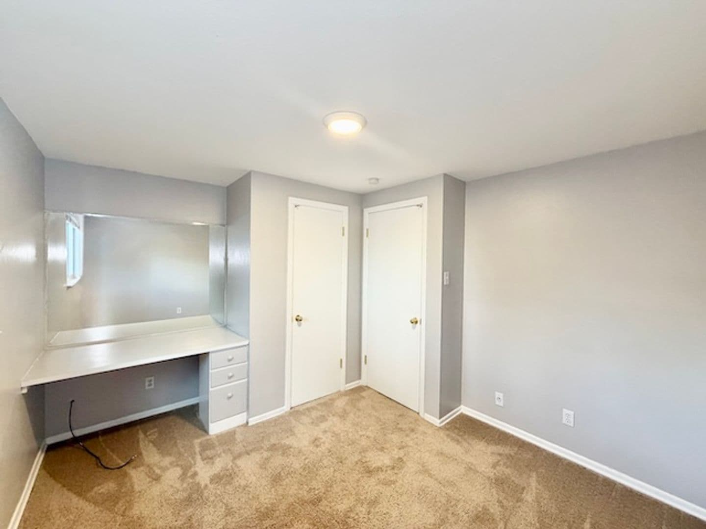 Lakewood House: 387 S Queen Circle