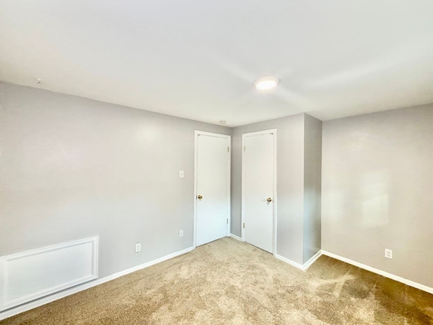 Lakewood House: 387 S Queen Circle