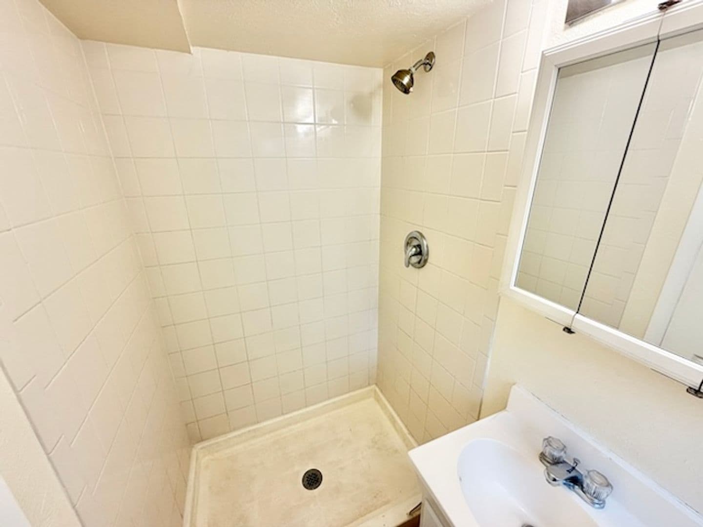 Lakewood House: 387 S Queen Circle