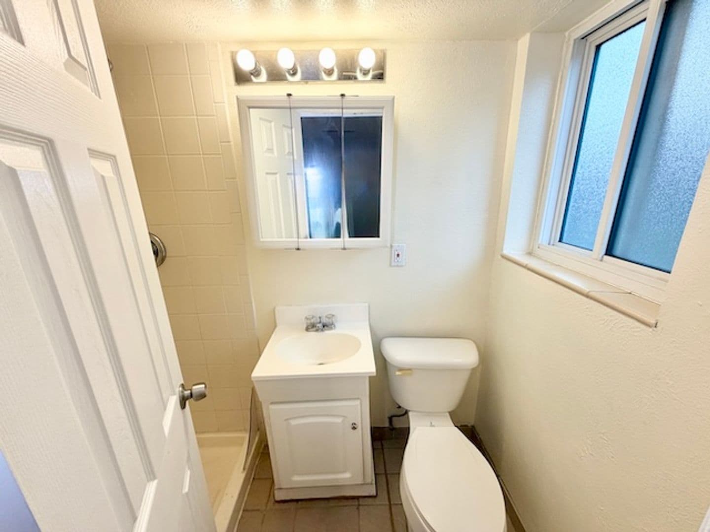 Lakewood House: 387 S Queen Circle