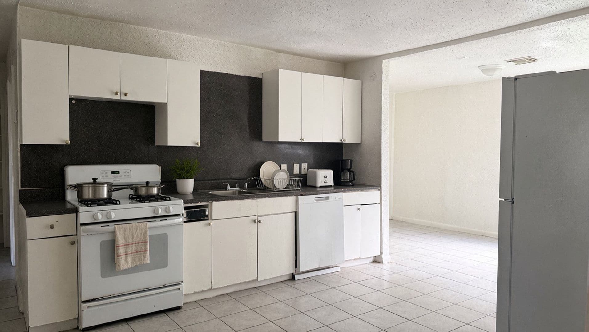 Houston House: 9909 Whitehead Street