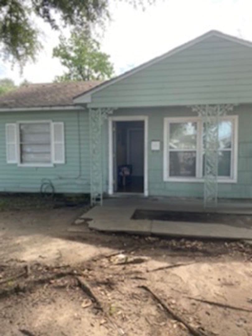 Houston House: 9909 Whitehead Street