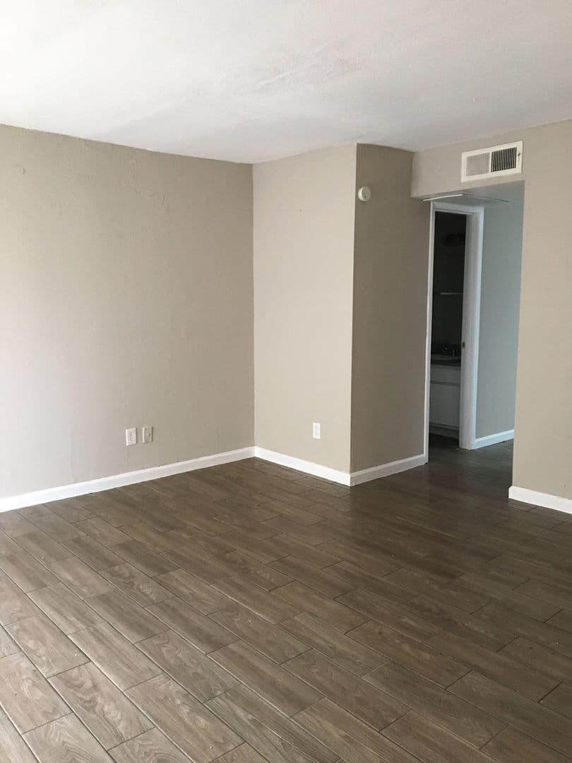 Houston House: 5625 Antoine Dr #901