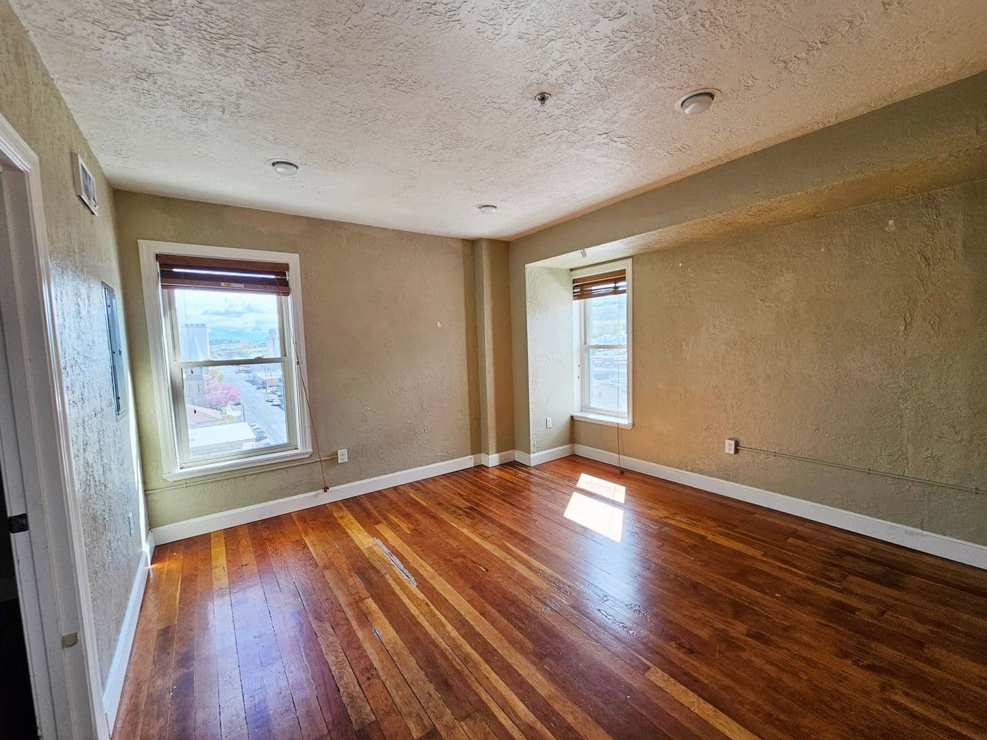 Pendleton Apartment: 15 SE Emigrant Ave