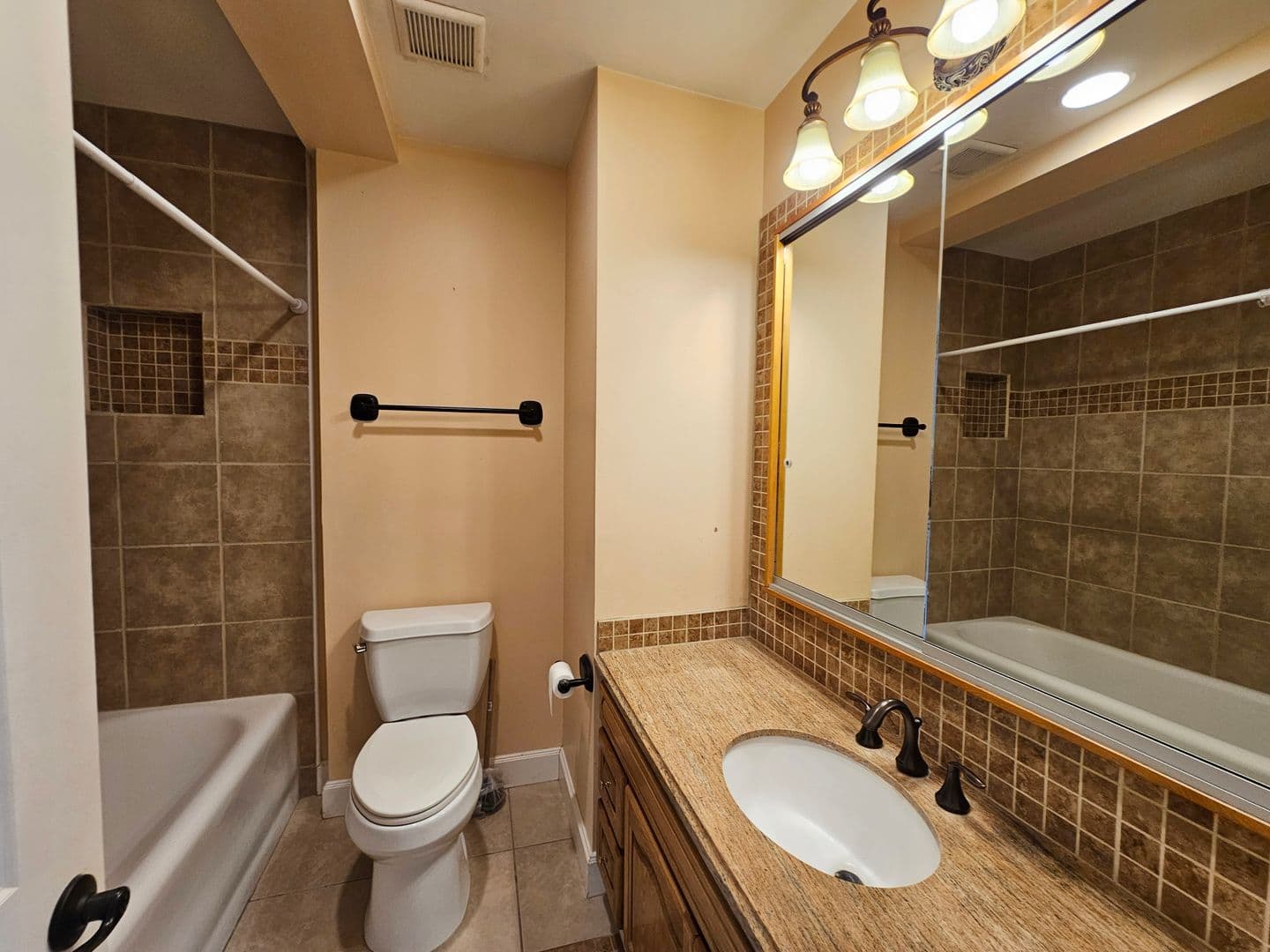 Pendleton Apartment: 15 SE Emigrant Ave