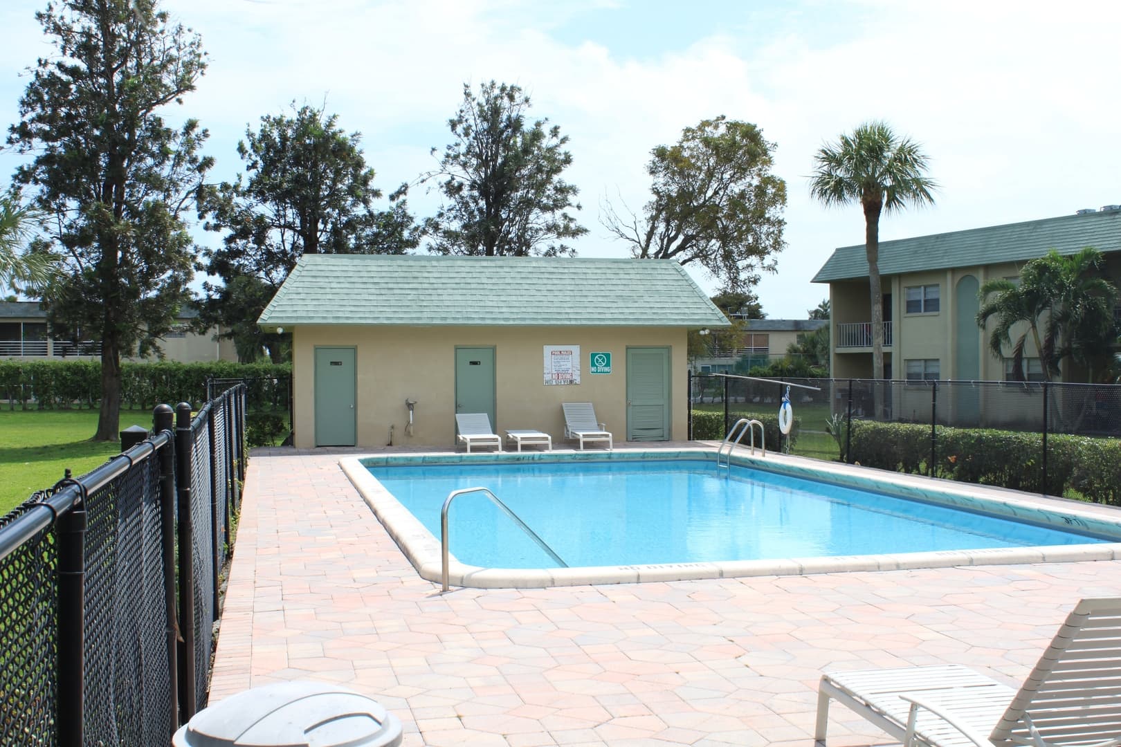Palm Springs Apartment: 220 Henthorne Drive