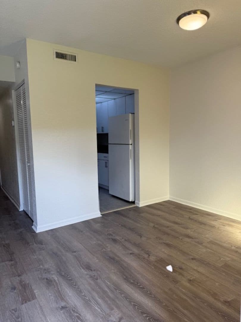 West Palm Beach Apartment: 525 Kirk Road