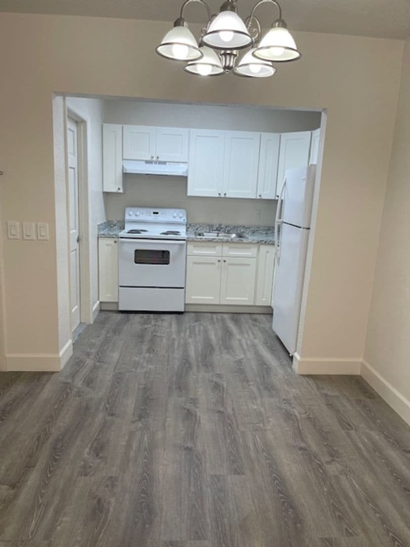 Palm Springs Apartment: 240-252-260 Alemeda Drive
