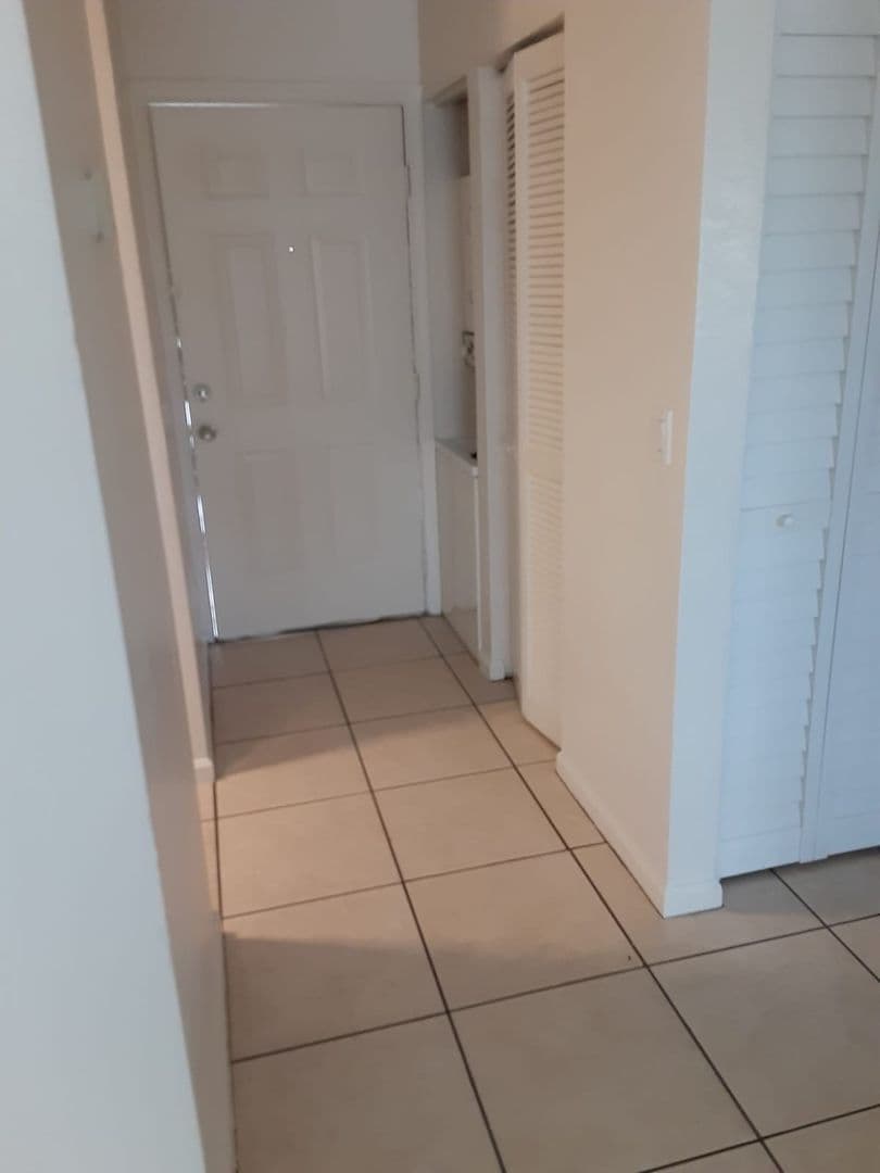 West Palm Beach Apartment: Laurel Way/Ceylon Court