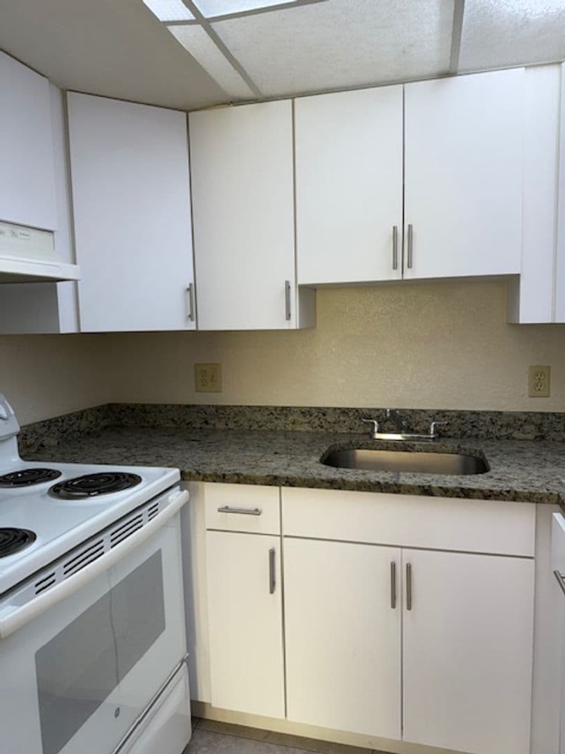 West Palm Beach Apartment: 525 Kirk Road