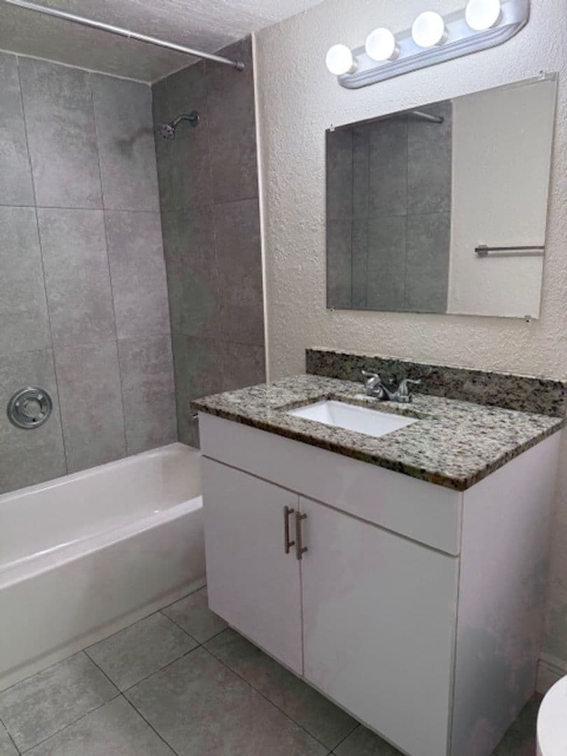 West Palm Beach Apartment: 525 Kirk Road