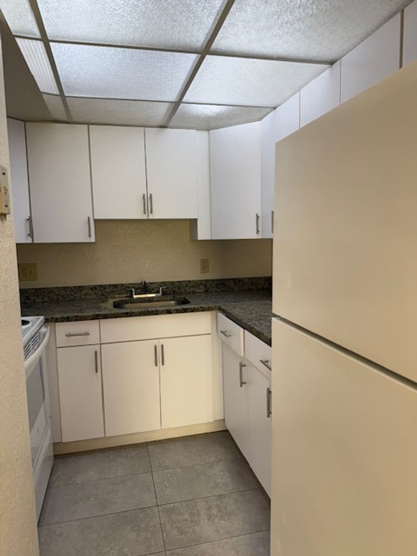 West Palm Beach Apartment: 525 Kirk Road