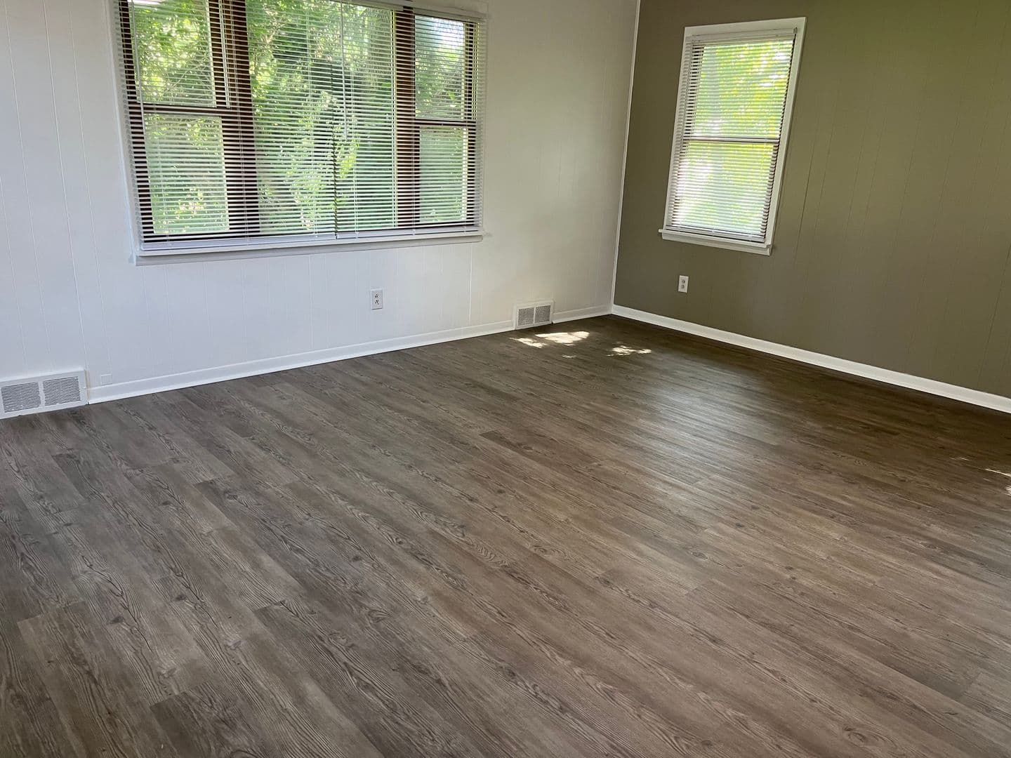 Oakdale Apartment: 300 Vincennes Ave