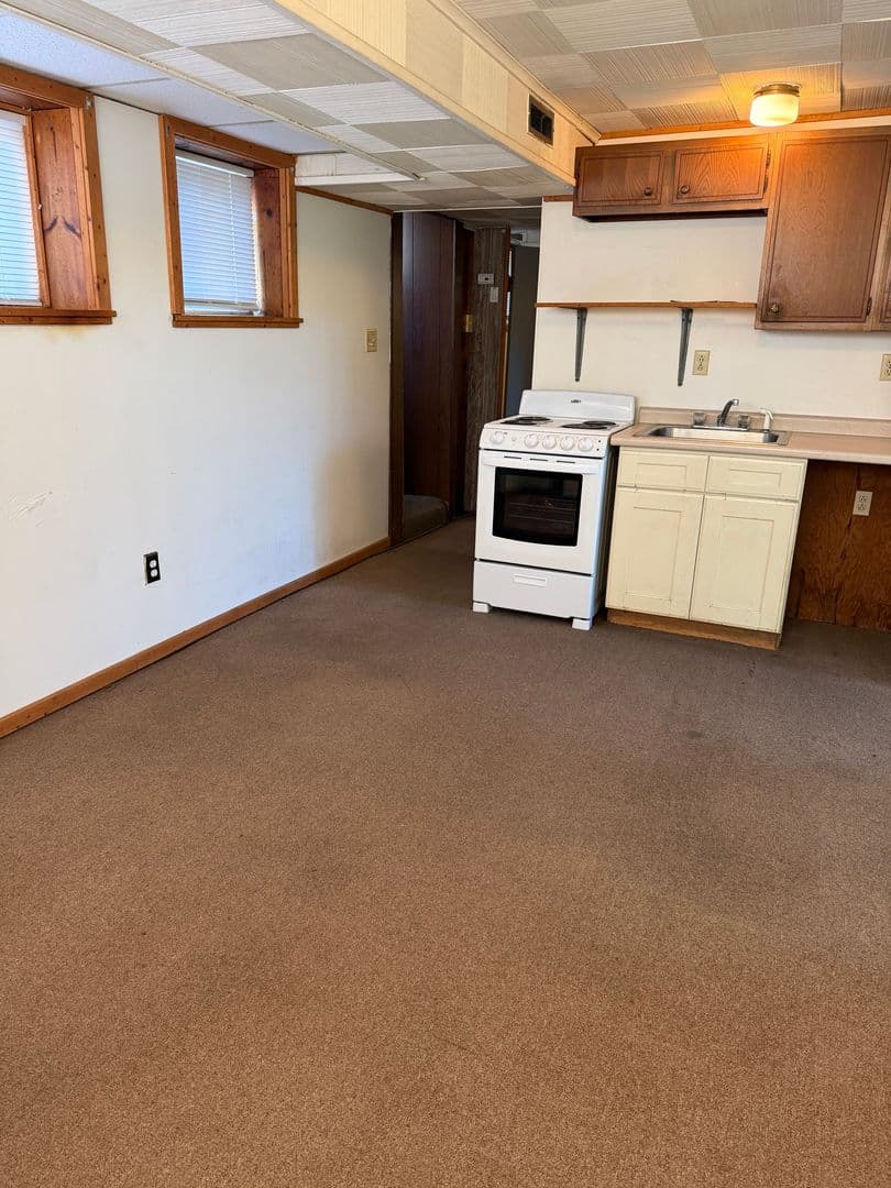 Oakdale Apartment: 300 Vincennes Ave