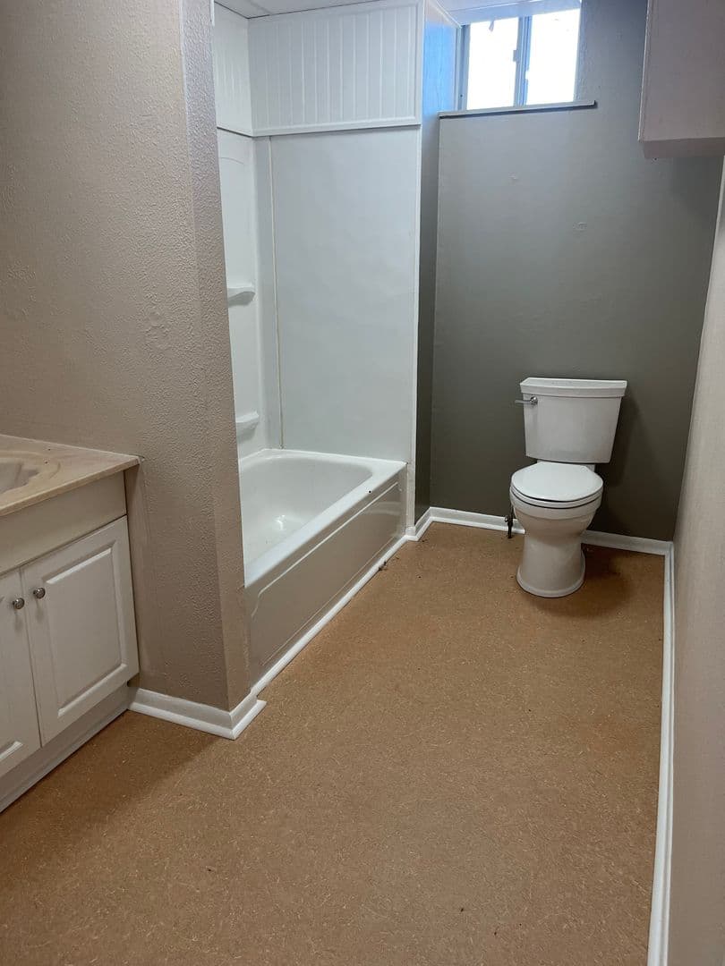McDonald Apartment: 120 S McDonald St