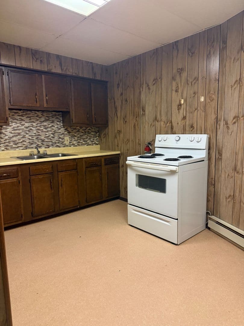 McDonald Apartment: 120 S McDonald St