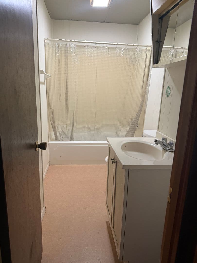 McDonald Apartment: 120 S McDonald St
