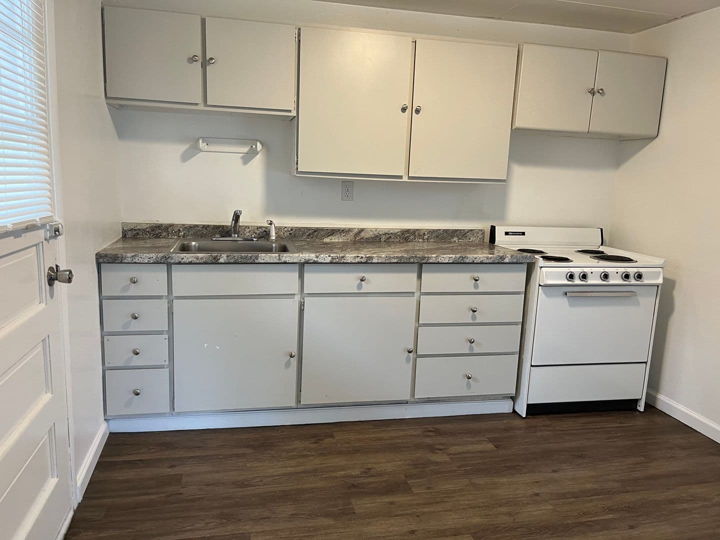 Oakdale Apartment: 302 Vincennes Ave