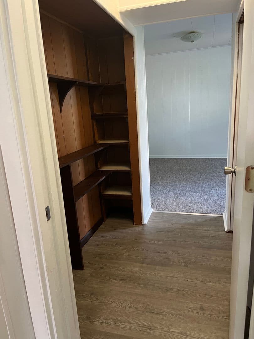 Oakdale Apartment: 300 Vincennes Ave