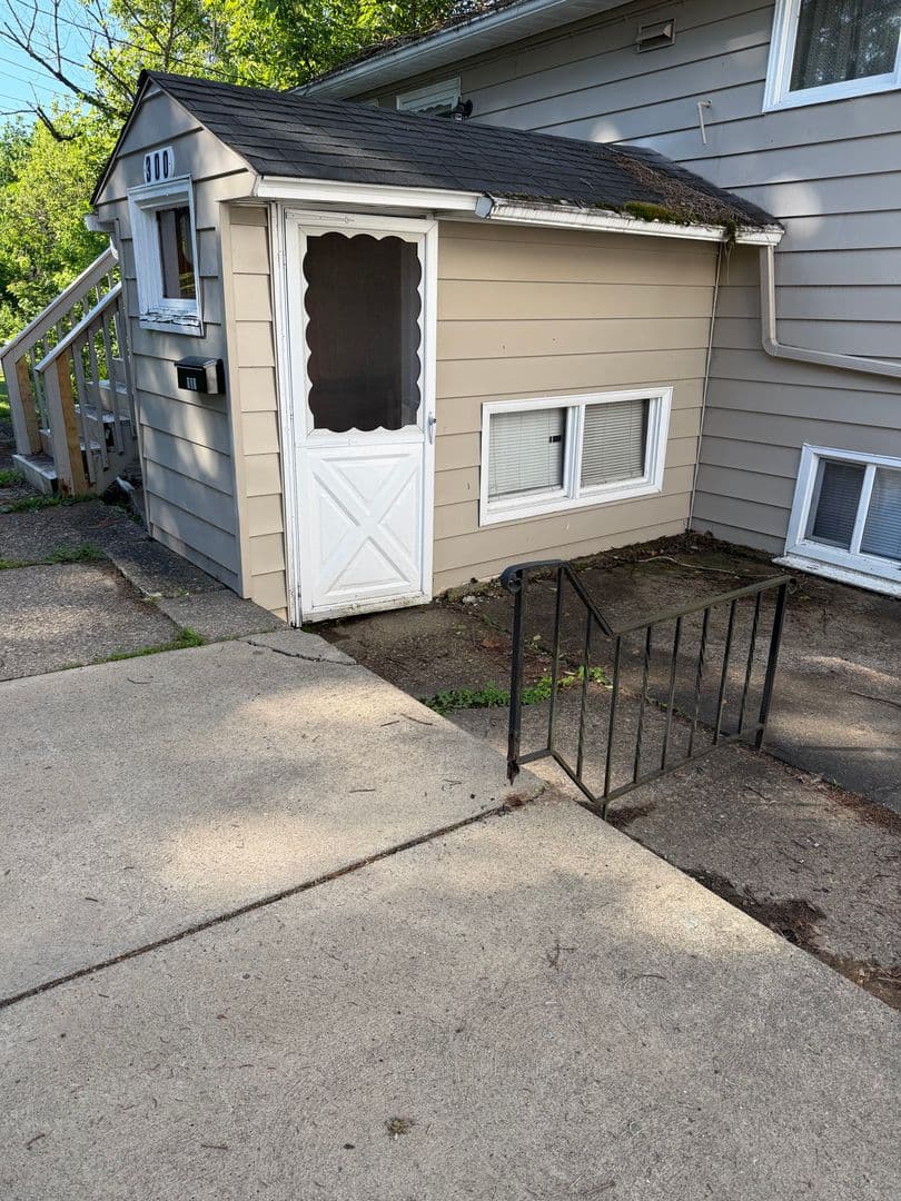 Oakdale Apartment: 300 Vincennes Ave