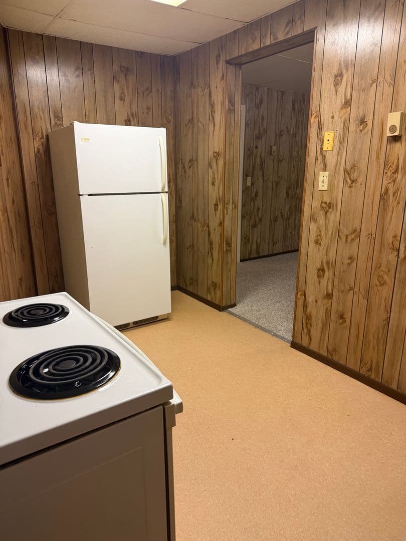 McDonald Apartment: 120 S McDonald St