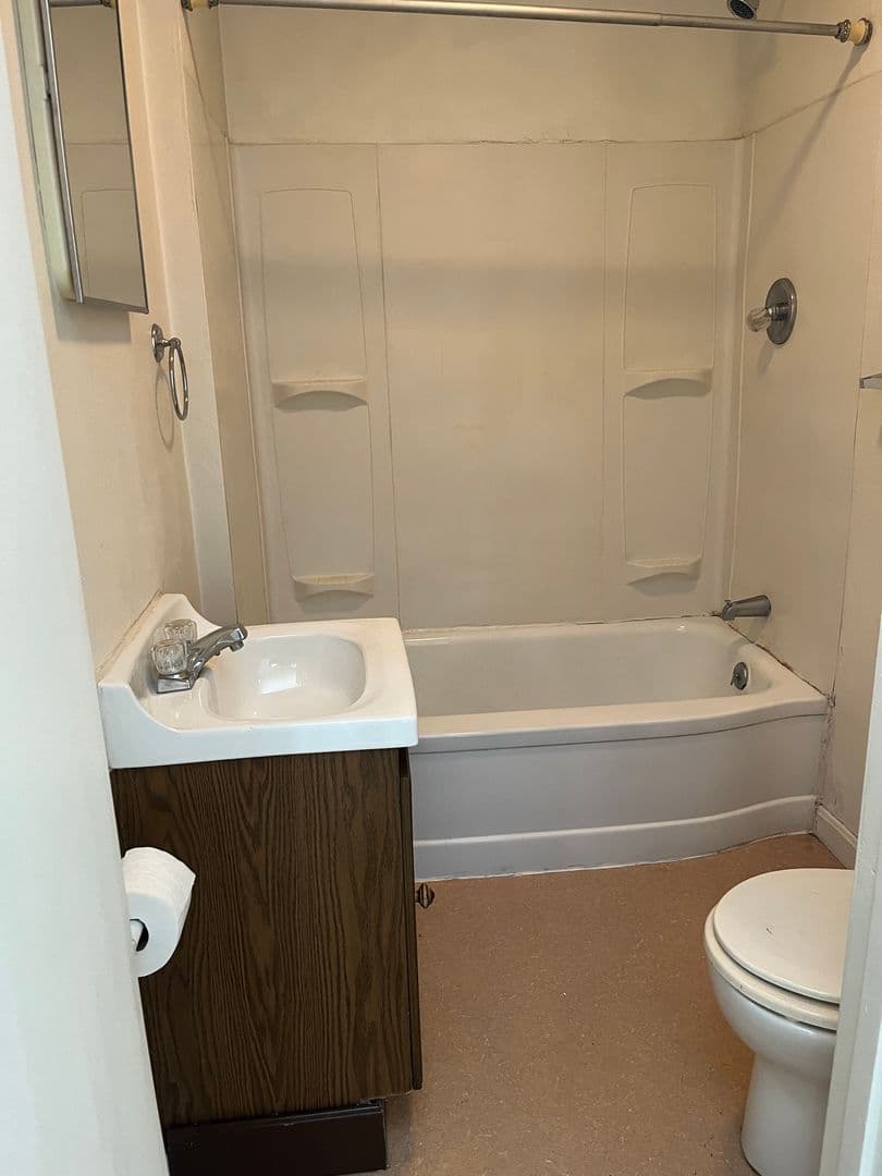 McDonald Apartment: 120 S McDonald St