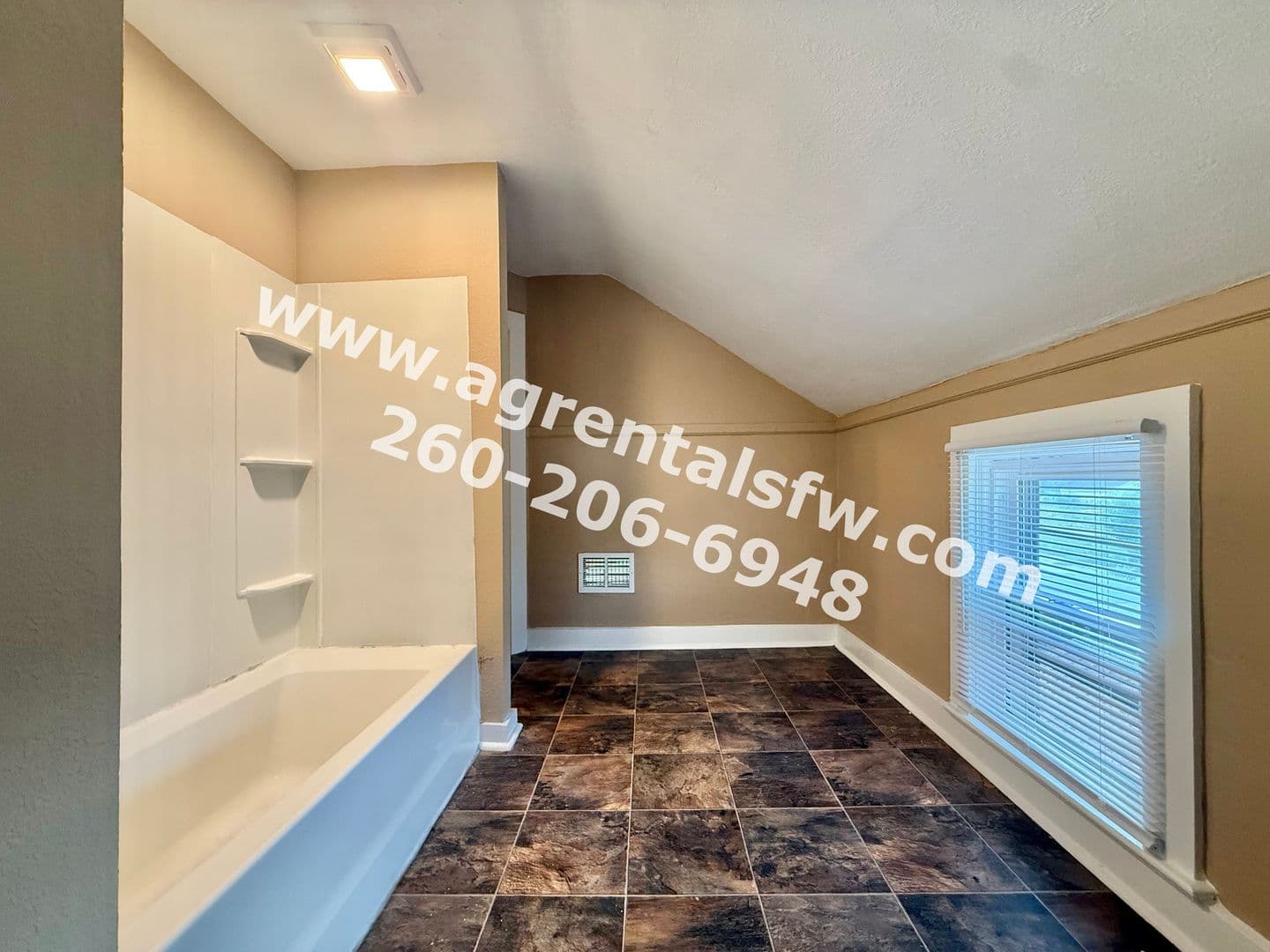 Fort Wayne Apartment: 2016 Phenie St